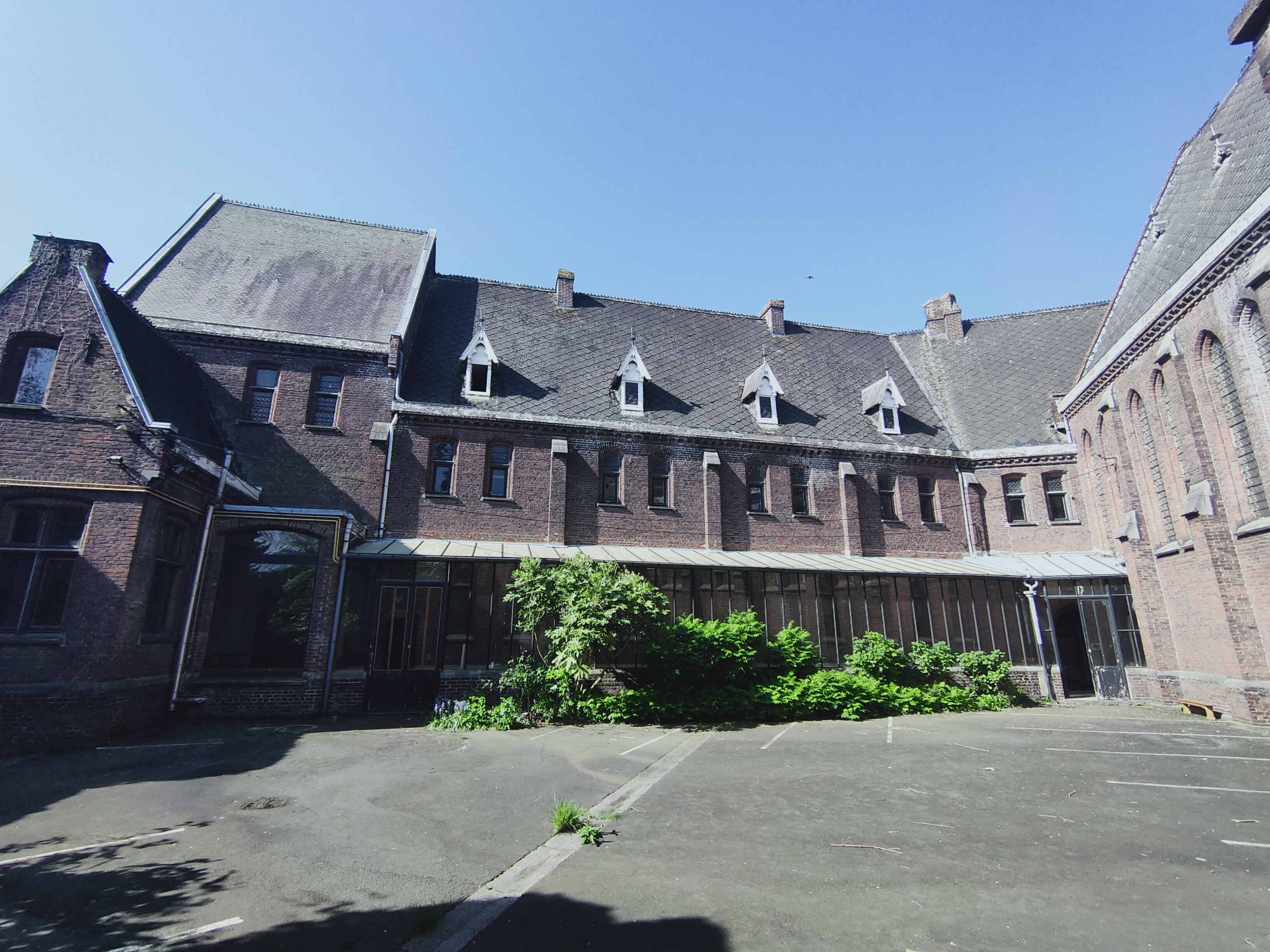 La Cour de la Grotte